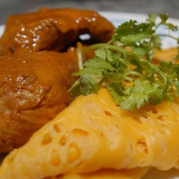  Roti Jala Rasa Bawang dengan Ayam Cabai Bumbu Kuning